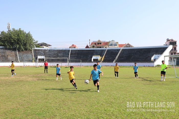 Trận thi đấu lứa tuổi U12 giữa FC Na Sầm và FC Học đường