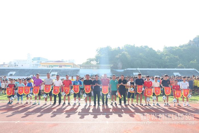Đại diện Ban Tổ chức trao cờ và bóng lưu niệm cho đại diện một số đội bóng tham gia giải
