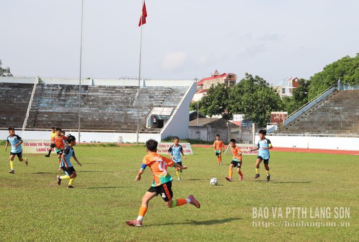 Trận thi đấu lứa tuổi U12 giữa FC Đình Lập và FC LS2K14