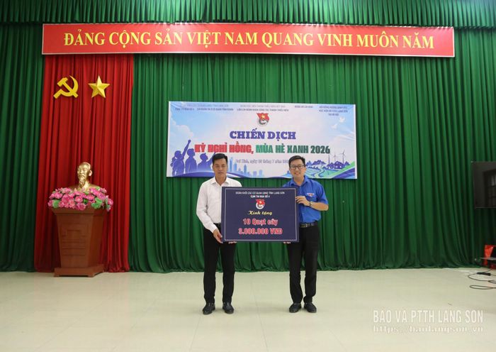 Lãnh đạo Đoàn Khối các cơ quan UBND tỉnh trao biểu trưng tặng quà cho đại diện xã Cai Kinh