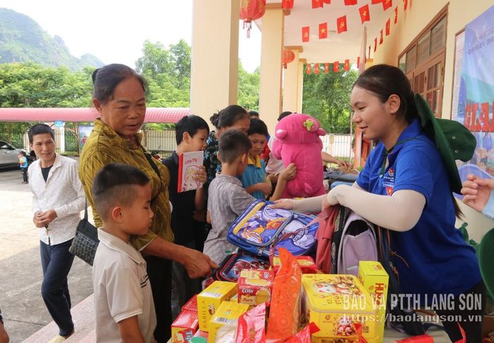 Người dân và học sinh chọn đồ dùng tại "Gian hàng 0 đồng"