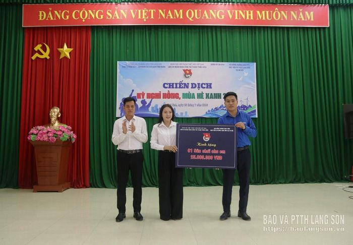 Bí thư Liên Chi đoàn Khoa công tác thanh thiếu niên (Học viện Thanh thiếu niên Việt Nam) trao biểu trưng hỗ trợ công trình "Sân chơi cho em"