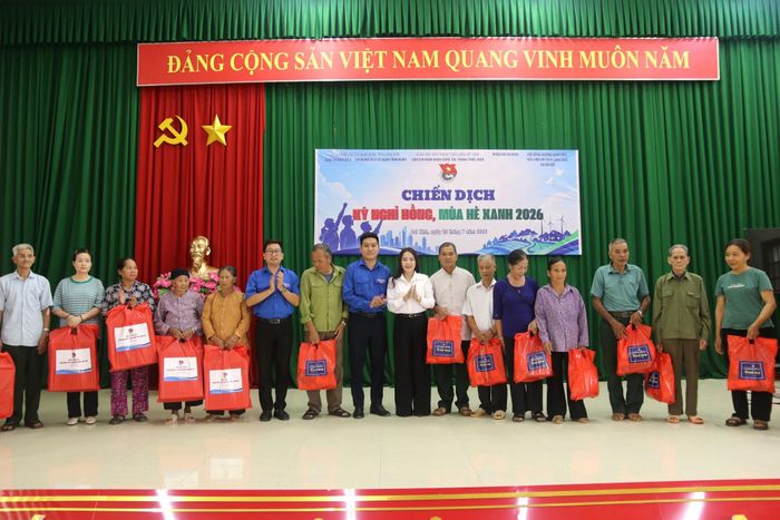 Ban tổ chức chương trình trao quà tri ân các thương bệnh binh, người có công với cách mạng trên địa bàn