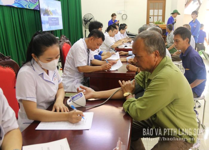 Người dân trên địa bàn được khám, tư vấn sức khỏe miễn phí tại chương trình