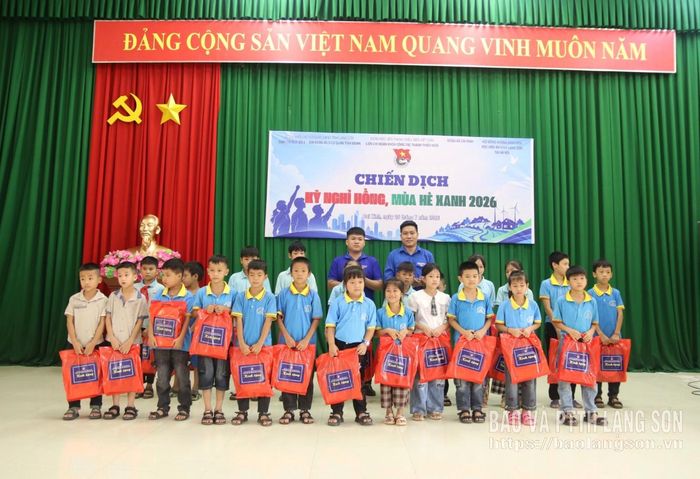 Ban tổ chức chương trình trao quà cho học sinh có hoàn cảnh khó khăn, thuộc hộ nghèo, hộ cận nghèo trên địa bàn