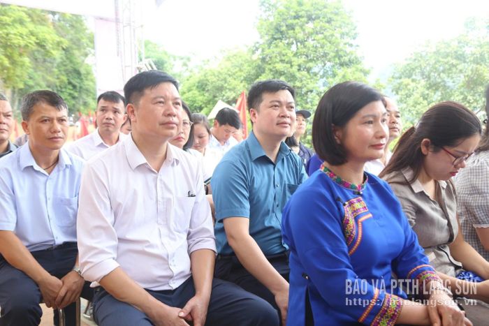 Đại biểu và Nhân dân tham dự lễ khánh thành