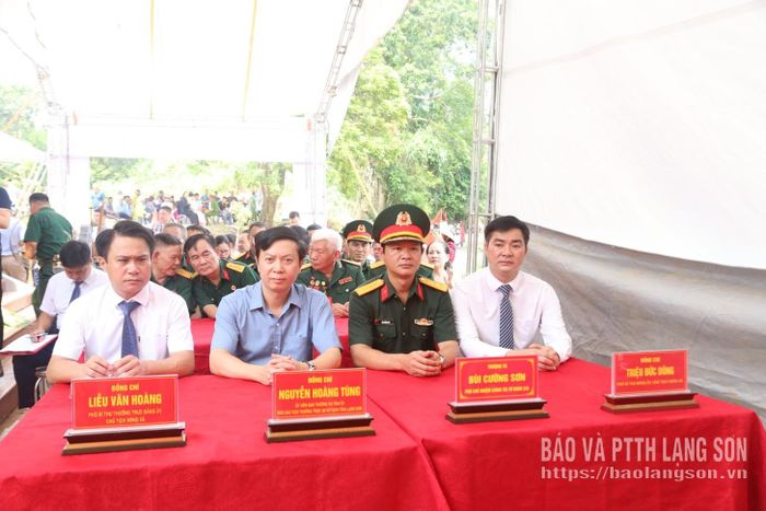 Các đại biểu tham dự lễ khánh thành nhà bia