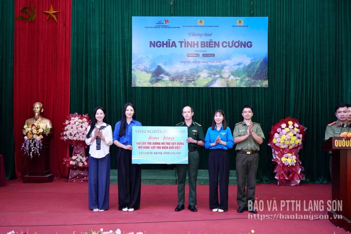Đại diện các đơn vị trao tặng biểu trưng 140 cây tre giống hỗ trợ xây dựng mô hình "Lũy tre biên giới Việt"