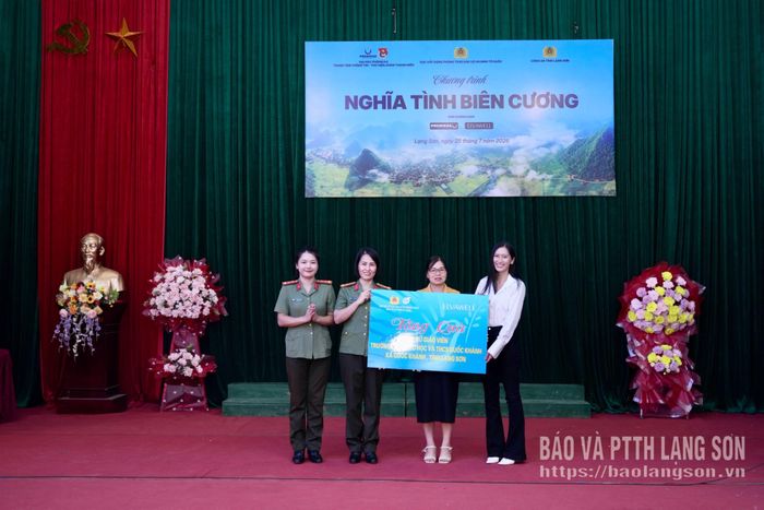 Các đơn vị trao biểu trưng quà tặng các nữ giáo viên Trường PTNT Tiểu học và THCS Quốc Khánh