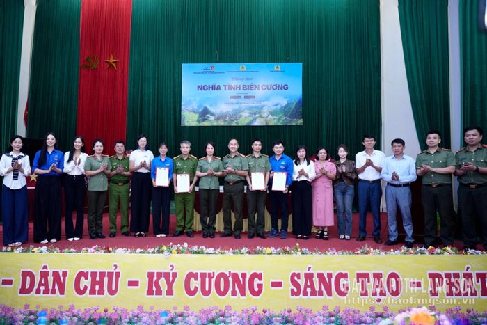 Các đơn vị thực hiện ký kết phối hợp thực hiện mô hình dân vận "Điểm tựa xanh"