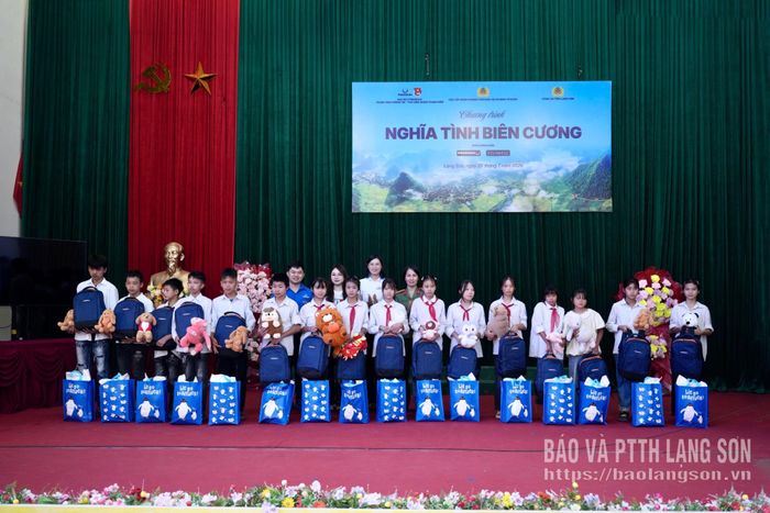 Đại diện các đơn vị tặng quà các em học sinh có hoàn cảnh đặc biệt khó khăn của Trường PTNT Tiểu học và THCS Quốc Khánh