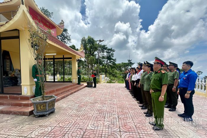 Đại diện các đơn vị dâng hương tri ân các Anh hùng liệt sĩ tại Nhà bia tưởng niệm các Anh hùng liệt sỹ trên điểm cao 820