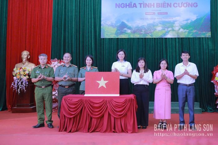 Đại diện Cục Xây dựng phong trào bảo vệ an ninh Tổ quốc, Bộ Công an và Trung tâm Thông tin - Thư viện, Đại học Phenikaa trao tặng cấp ủy, chính quyền xã Quốc Khánh lá cờ Tổ quốc bằng đá