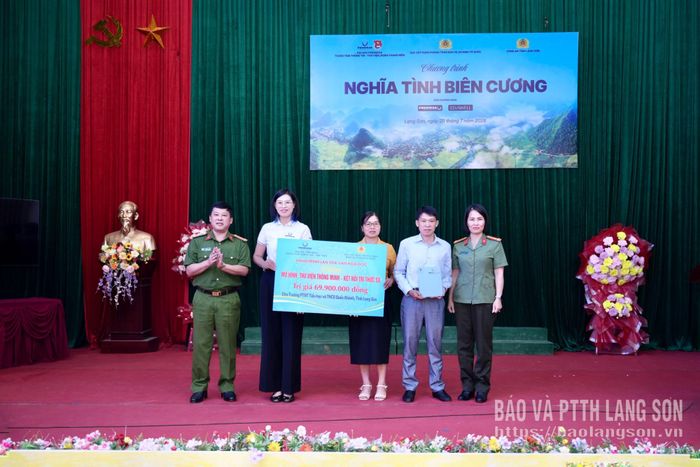 Đại diện Cục Xây dựng phong trào bảo vệ an ninh Tổ quốc, Bộ Công an và Trung tâm Thông tin - Thư viện, Đại học Phenikaa trao tặng biểu trưng mô hình "Thư viện thông minh - Kết nối tri thức số" cho đại diện Trường PTNT Tiểu và THCS Quốc Khánh