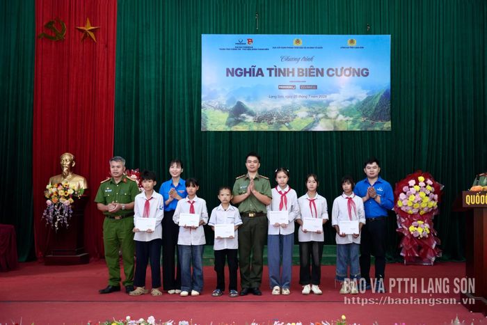 Các em học sinh được nhận kinh phí hỗ trợ từ mô hình "Điểm tựa xanh"