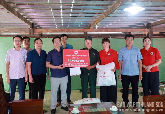 Đoàn công tác của Hội Chữ thập đỏ tỉnh và lãnh đạo xã Thiện Thuật tặng quà gia đình ông Lưu Trường Thê, xã Thiện Thuật