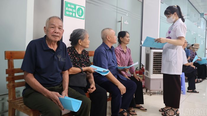 Các đảng viên được đón tiếp, hướng dẫn chu đáo khi đến khám sức khỏe.