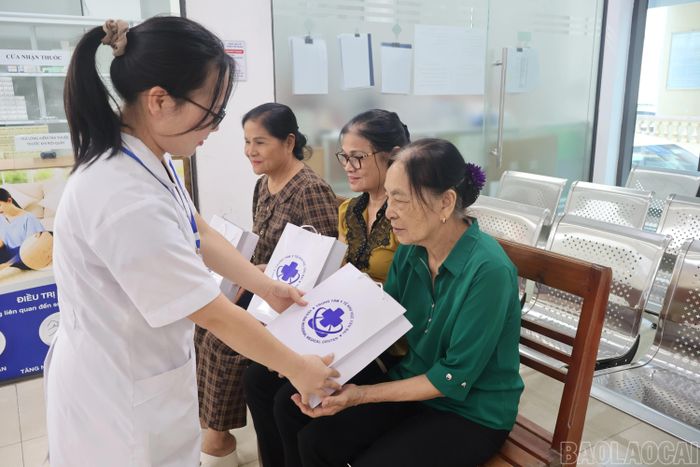 Đảng viên được hỗ trợ thuốc bổ để nâng cao sức khỏe.