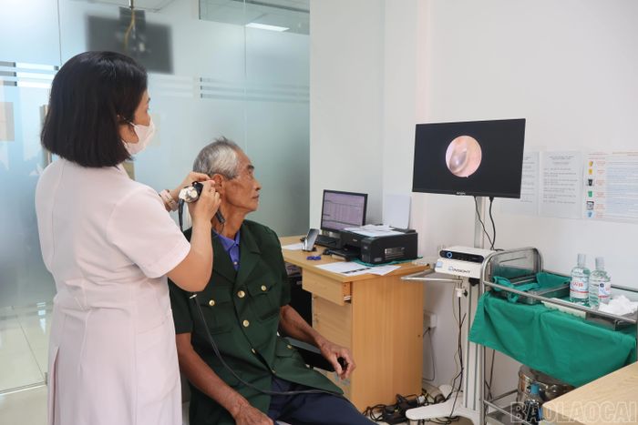 Đảng viên được khám sức khỏe và thực hiện các xét nghiệm cận lâm sàng tại Trung tâm Y tế khu vực Yên Bái.