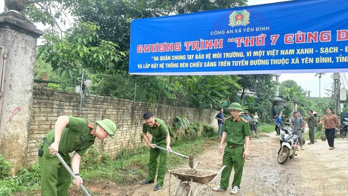 Công an xã Yên Bình tổ chức chương trình "Ngày thứ 7 cùng dân" tại thôn Khe Mạ.