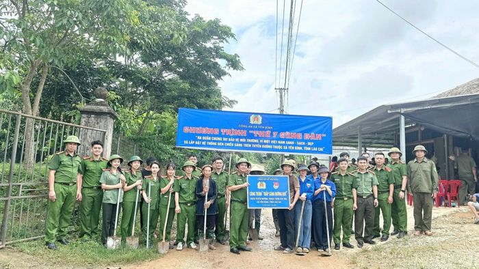 Công an xã Yên Bình trao công trình "Thắp sáng đường quê" trị giá trên 30 triệu đồng tại thôn Khe Mạ.