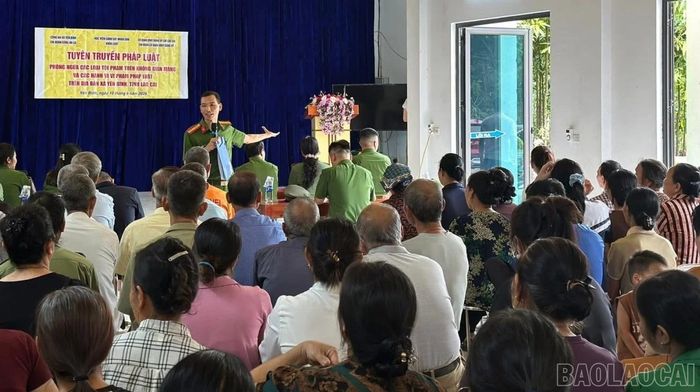 Công an xã Yên Bình phối hợp tuyên truyền pháp luật cho người dân thôn Làng Đát.