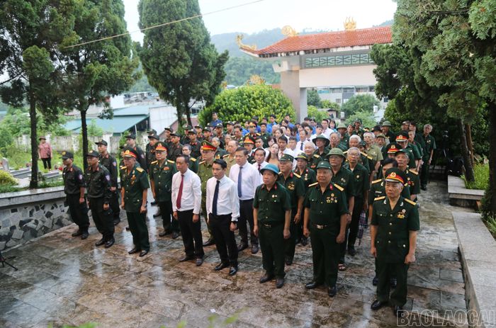 Đại biểu dự buổi lễ.