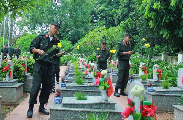 Cán bộ, chiến sĩ Tiểu đoàn 4 dâng hương, dâng hoa tưởng niệm các Anh hùng liệt sĩ.