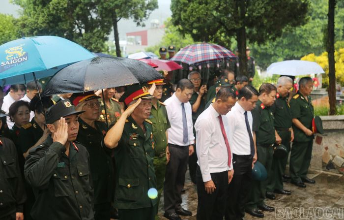 Các đại biểu dành phút mặc niệm các Anh hùng liệt sĩ.