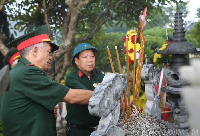 Lãnh đạo Hội Truyền thống Trường Sơn tỉnh Lào Cai, Hội Truyền thống Trường Sơn phường Cam Đường; Ban liên lạc Sư đoàn 355, Ban liên lạc Trung đoàn 192 dâng hương trước các Anh hùng liệt sĩ.