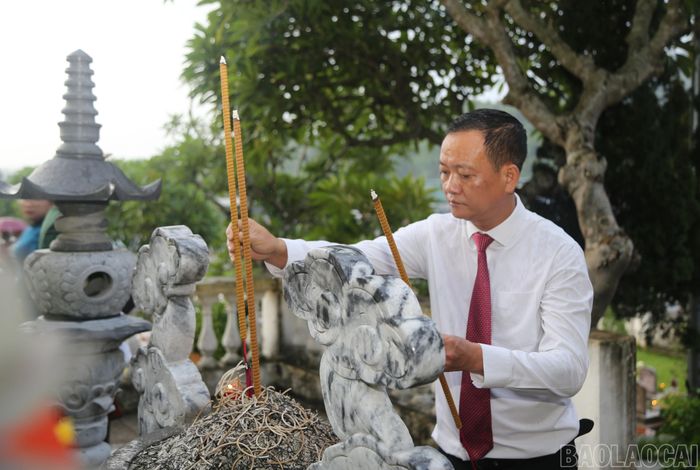 Đồng chí Vũ Hùng Dũng - Ủy viên Ban Chấp hành Đảng bộ tỉnh, Bí thư Đảng ủy, Chủ tịch HĐND phường dâng hương tưởng niệm các Anh hùng liệt sĩ.