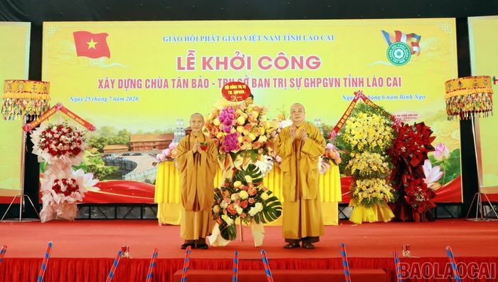 Hòa thượng Thích Thanh Nhiễu tặng hoa chúc mừng tại buổi lễ.