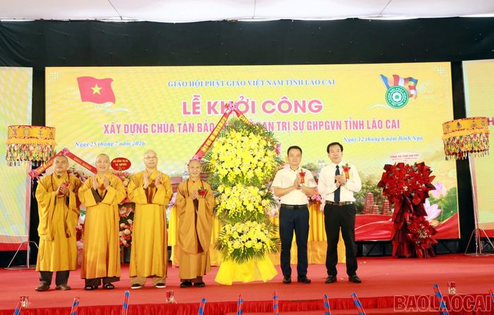 Các đồng chí lãnh đạo tỉnh tặng hoa chúc mừng tại buổi lễ.