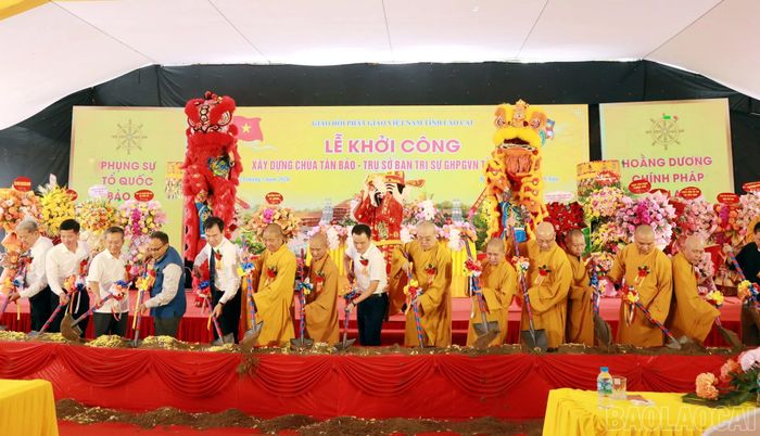 Các đại biểu thực hiện nghi lễ động thổ xây dựng chùa Tân Bảo.