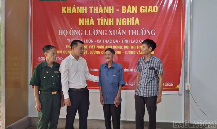 Đại diện Văn phòng Tỉnh ủy, Hội Hỗ trợ gia đình liệt sĩ tỉnh, Agribank Chi nhánh Bắc Yên Bái, Công ty Cổ phần Netma và lãnh đạo xã Thác Bà trao quà chúc mừng hai gia đình thân nhân liệt sĩ .