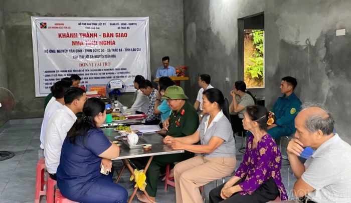 Quang cảnh buổi bàn giao nhà cho gia đình ông Lương Xuân Thường và ông Nguyễn Văn Sinh ở xã Thác Bà.