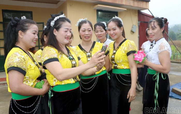 Hội viên phụ nữ xã Đông Cuông cùng tìm hiểu, thực hành các kỹ năng số.