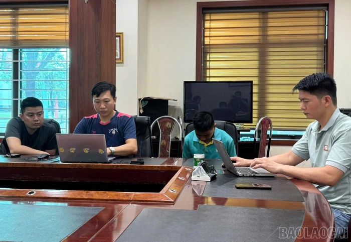 Tổ công tác xã Y Tý (Công an tỉnh Lào Cai) lấy lời khai đối tượng Bùi Phi Hổ. (Ảnh: Tổ công tác xã Y Tý)