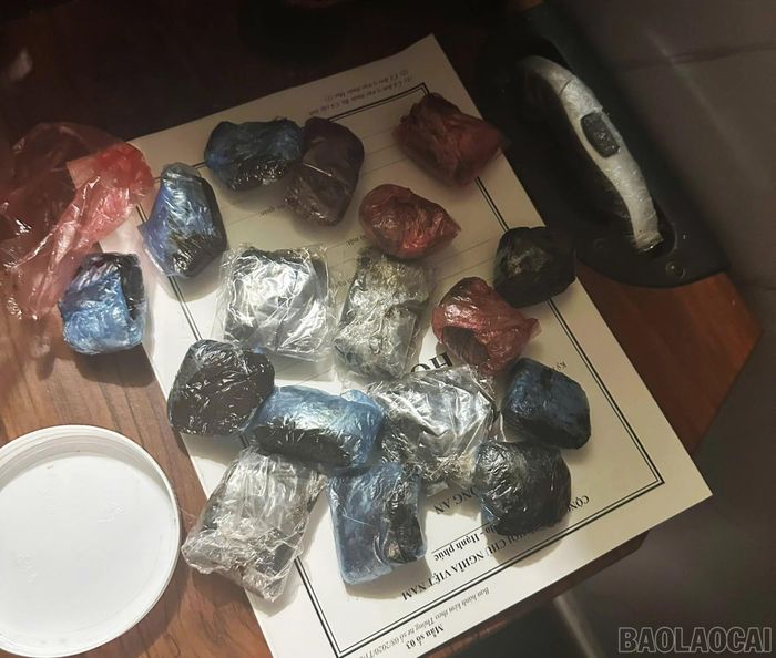 Tổng số tang vật thu giữ trong vụ án gồm 654 gam nhựa thuốc phiện và 35,2 gram heroin. (Ảnh: Tổ công tác xã Y Tý)