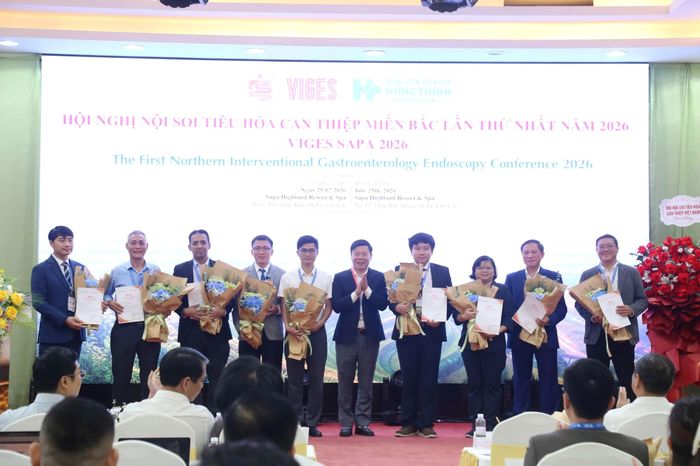  Trao hoa và chứng nhận cho chủ tọa đoàn và các báo cáo viên. 