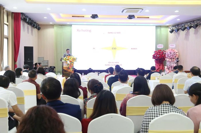 Các báo cáo viên trình bày tại hội nghị.