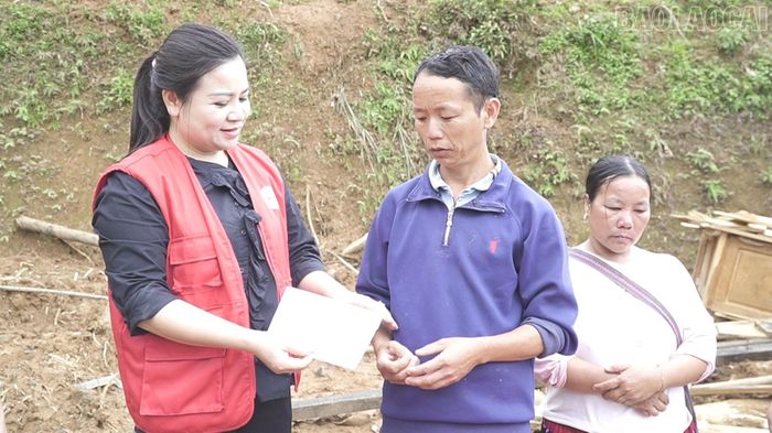 Chủ tịch Hội Chữ thập đỏ tỉnh Lào Cai trao số tiền hỗ trợ 3 triệu đồng cho anh Sùng Páo Chua.
