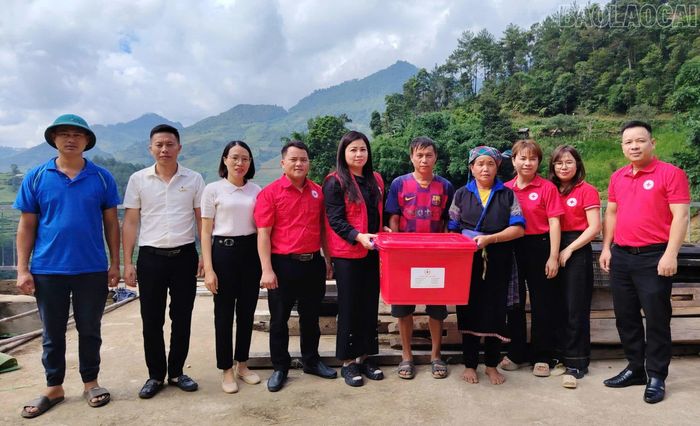 Hội Chữ thập đỏ tỉnh trao quà cho các hộ bị thiệt hại ở xã Mù Cang Chải.