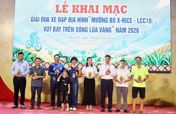 Ban tổ chức trao quà lưu niệm cho các tổ chức, cá nhân đã hỗ trợ, đồng hành cùng giải đấu.