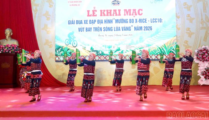 Ấn tượng chương trình văn nghệ chào mừng giải đua.