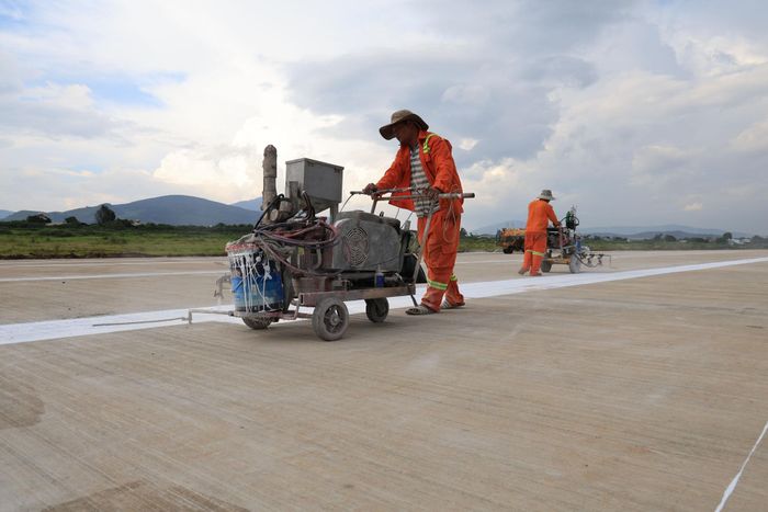 Những công đoạn sơn vạch tín hiệu kỹ thuật cuối cùng được trau chuốt tỉ mỉ, chuẩn bị sẵn sàng cho công tác hiệu chuẩn và dẫn đường tầm nhìn cho phi công