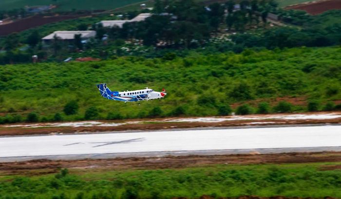 Chiếc tàu bay hiệu chuẩn cất và hạ cánh trên đường băng mới gửi đi thông điệp Liên Khương sẽ sớm mở lại bầu trời kết nối giao thương trong nước và quốc tế