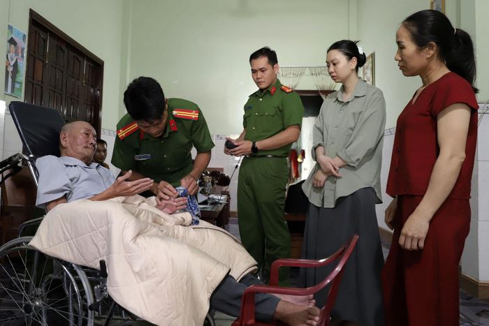 Lực lượng công an tới tận nhà thu nhận mẫu ADN của thân nhân liệt sĩ