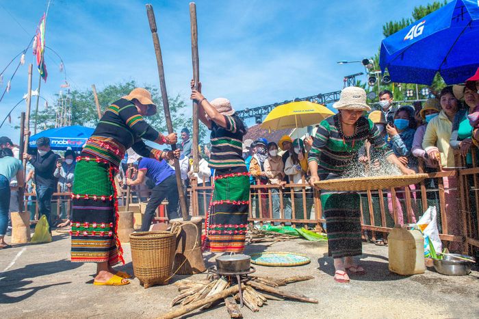 Trong các lễ hội luôn có sự hiện hiện của những món ăn truyền thống. Ảnh: Ngô Minh Phương