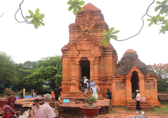 Sự hòa quyện giữa truyền thuyết, kiến trúc và văn hóa dân gian giúp di tích tháp Pô Sah Inư ngày càng hấp dẫn du khách trong hành trình khám phá di sản